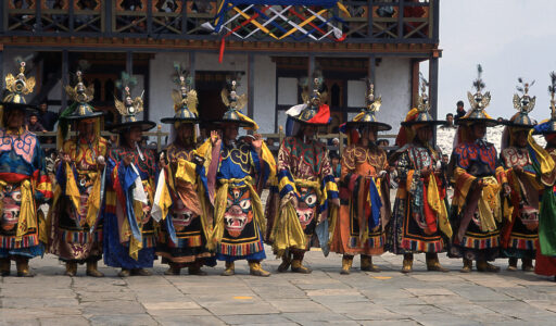 Black Hat Tänzer bei einem Festival in Ostbhutan.
